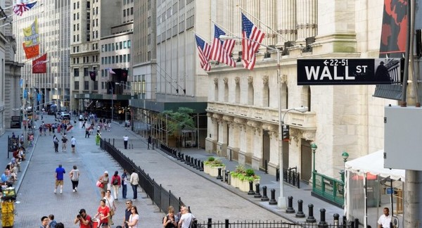 Wall Street cerró con una leve baja el viernes
