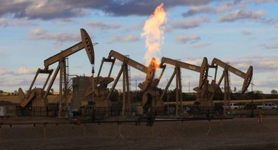 Petróleo gana más de 1 dólar en los mercados de Nueva York y Londres