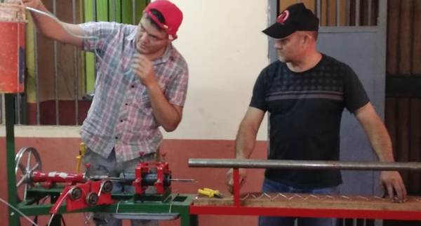 Instalan primera fábrica de tejidos de alambre en Penal de San Pedro