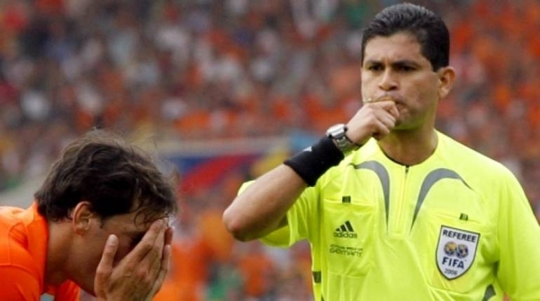 HOY / Denuncian al ex árbitro colombiano Óscar Ruiz por presunto abuso sexual a menor