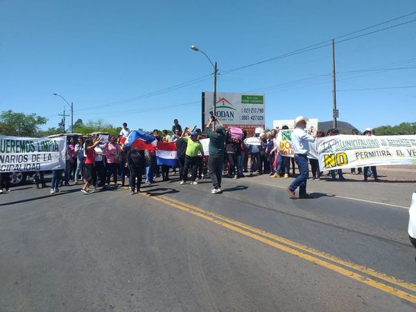 Furiosos pobladores se manifiestan en contra de vertedero sin licencia - Nacionales - ABC Color
