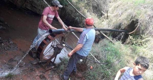 No tenían agua, construyeron su propia represa