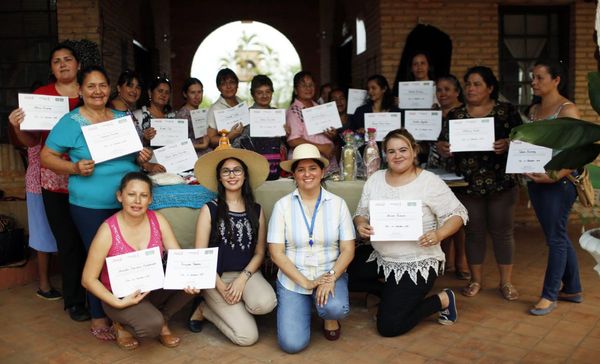 Mujeres son capacitadas para potenciar sus emprendimientos