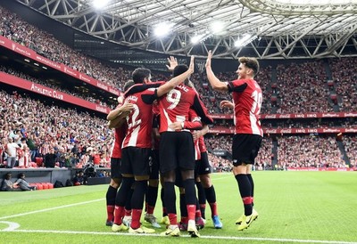 Athletic de Bilbao se queda con el derbi vasco y es puntero