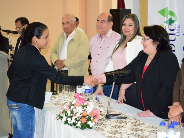 271 jóvenes del Guairá recibieron becas universitarias