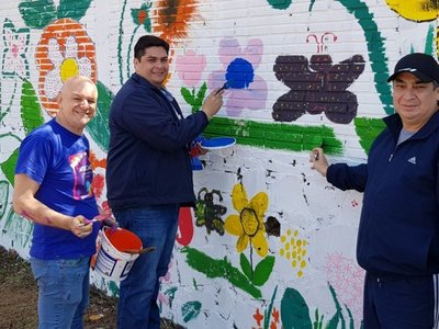 Pintan mural en conmemoración de la primavera en Cambyretá