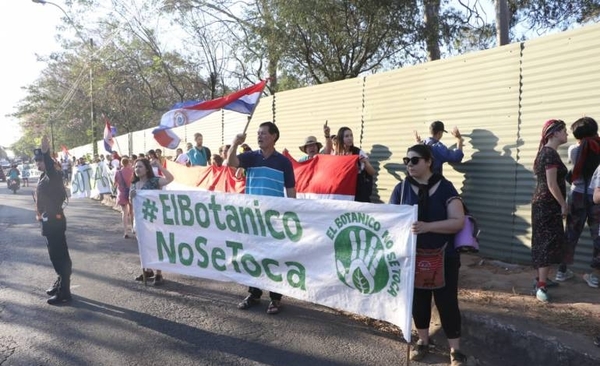 HOY / Ciudadanos se ratifican en que "El Botánico no se toca" y realizan cadena humana para protegerlo