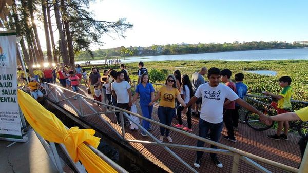 Unas 600 personas se abrazaron para prevenir suicidios en Ciudad del Este - Nacionales - ABC Color