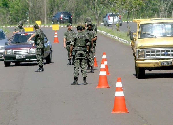 Recién ahora el Ejecutivo estudia “modelos” para la militarización