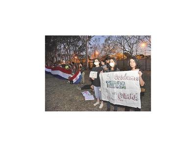 Cadena humana y amenaza de desalojo en el Botánico