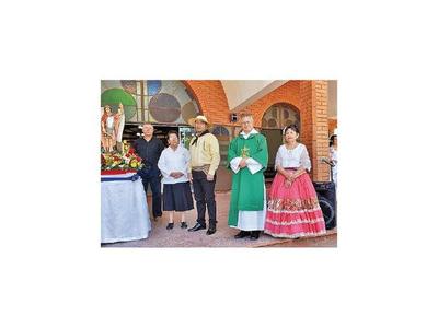 Misa folclórica con lectura en guaraní y fieles en ropa típica