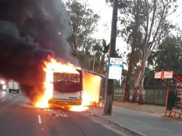 Colectivo arde en llamas en plena avenida de Asunción