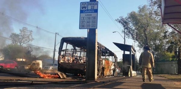 HOY / Línea 18 se incendia en plena avenida y explota transformador de ANDE