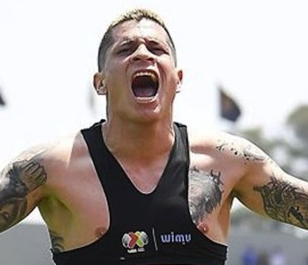 Iturbe marcó un golazo y salvó a Pumas