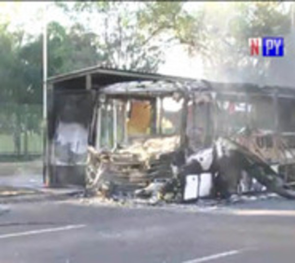 Bus arde en llamas sobre plena avenida Semidei - Paraguay.com