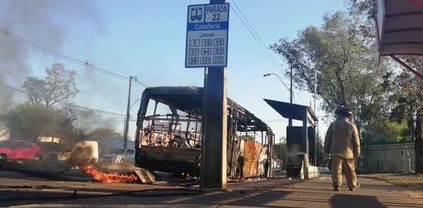 Colectivo ardió en llamas en plena avenida