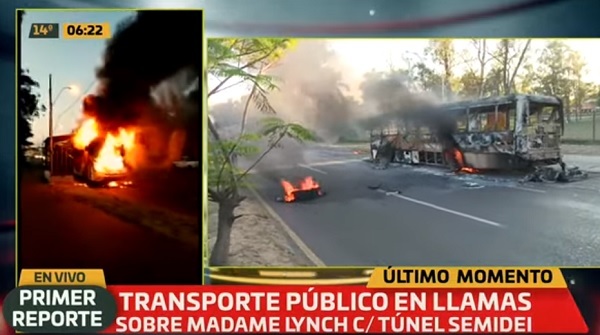 Bus arde en llamas y fuego alzanca tendido eléctrico