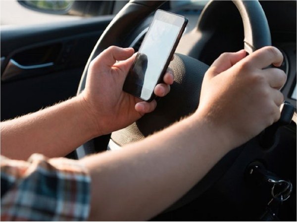 Australia lanza sistema para detectar el uso del móvil al volante