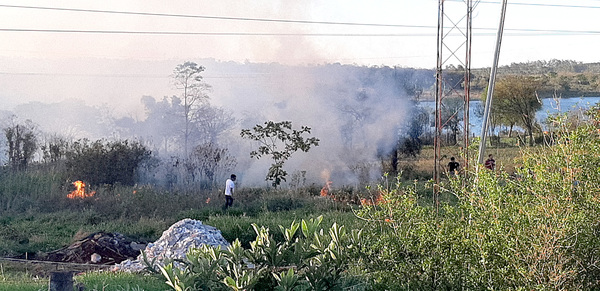 Inadaptados quemaron ayer pastizal en el km 8 Acaray