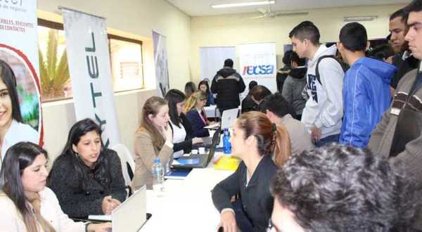 Centros de contacto brindan oportunidades laborales para centenares de jóvenes