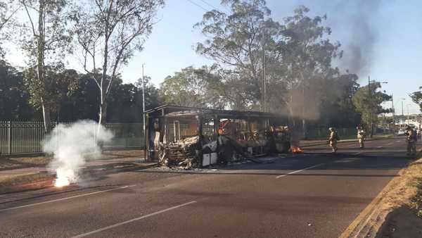 Unidad de transporte de la Línea 18 arde en llamas