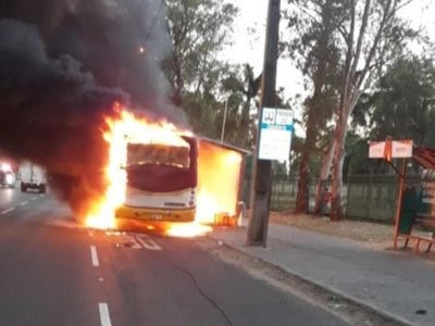Micro ardió en llamas sobre la avenida Semidei