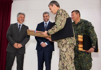 Presidente visitó la Senad y condecoró a militares | .::Agencia IP::.