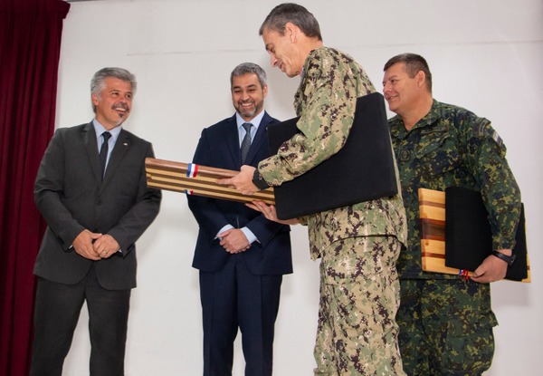 Presidente visitó la Senad y condecoró a militares | .::Agencia IP::.