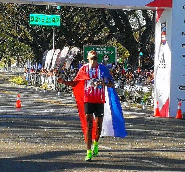 Derlys Ramón Ayala gana maratón de Buenos Aires y clasifica a los Juegos Olímpicos Tokio 2020