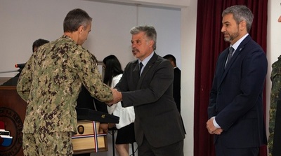 Presidente Abdo visitó la SENAD y condecoró a militares
