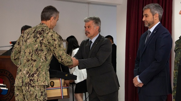 Presidente Abdo visitó la SENAD y condecoró a militares