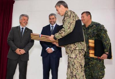 Presidente visitó la SENAD y condecoró a militares