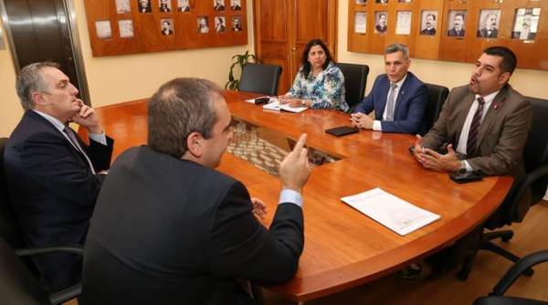 Analizan experiencias y desafíos del ámbito económico regional y mundial