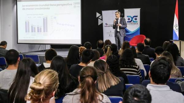 Viceministro expuso sobre nueva política fiscal para el desarrollo y sus desafíos