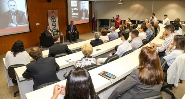 Ministro expuso sobre el panorama actual de la economía ante la ADEC