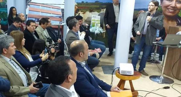Presentan plataforma de capacitación Online en el stand del MAG en la Expo