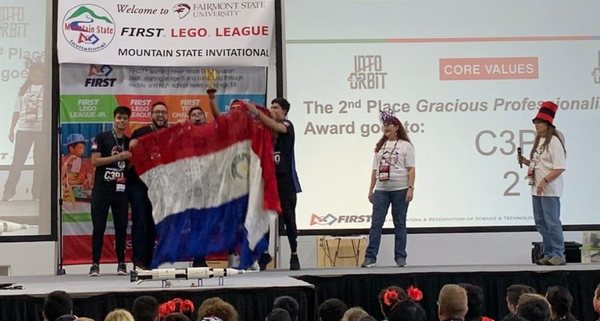 Jóvenes de CDE ganan premio en competencia de robótica en West Virginia, EEUU
