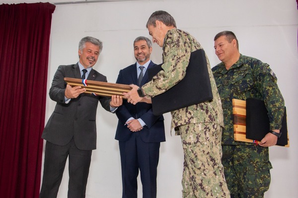 Mario Abdo visitó la Senad y condecoró a altos jefes militares » Ñanduti
