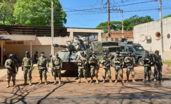 Tanques y militares resguardan la Cárcel Regional