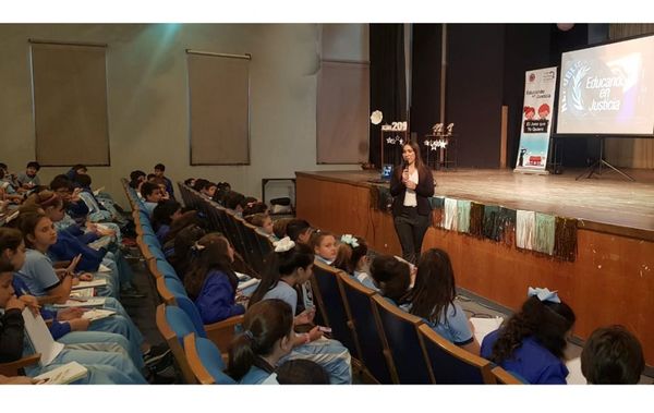 Capacitan sobre riesgos del cyberbullying