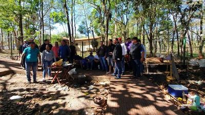Exagentes de Tránsito abandonan predio municipal en Ciudad del Este - Nacionales - ABC Color