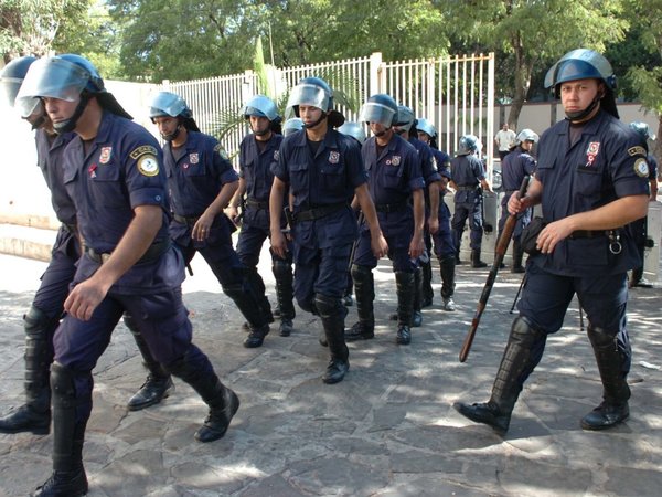 Policías retirados amenazan con brazos caídos de agentes activos