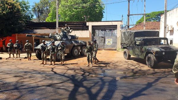 Militares con tanques de guerra refuerzan seguridad de cárcel de CDE - Nacionales - ABC Color