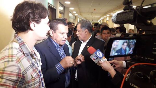Efecto brazos caídos es porque Villamayor baja al mínimo moral policial, dicen: “Por el suelo como ‘yilé' acostado" - ADN Paraguayo
