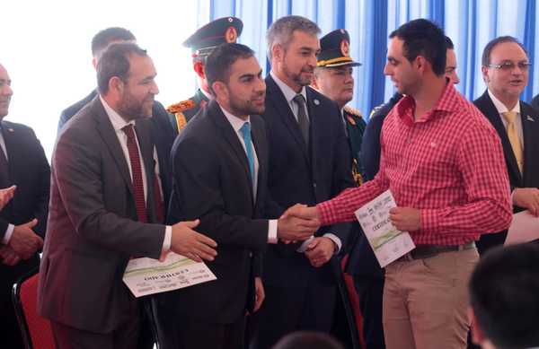 Gobierno reafirma compromiso con los jóvenes y la educación mediante entrega de becas y premios | .::Agencia IP::.