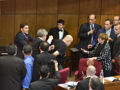 Senadores suspendidos por pelea retornan al Congreso