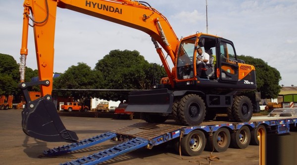 Automotor entregó moderna excavadora Hyundai al MOPC