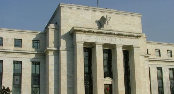 Autoridad de la FED analiza respaldar rebaja de la tasa de interés