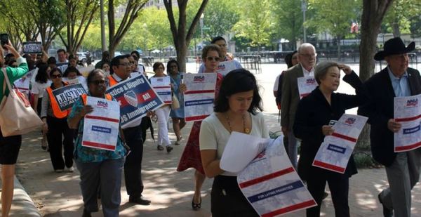 EE.UU multará a indocumentados