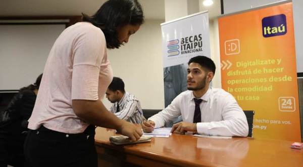 ITAIPU desembolsó este jueves el primer pago para becarios inscriptos en universidades nacionales